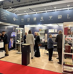 Reges Treiben auf unserem Messestand während der Frankfurter Buchmesse 2026 ★ FBM 2026 ★ Universal Art Group
