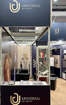 Bild des UAG Messestands mit UAG Logo und einem Ausschnitt aus dem Nibelungenlied im Hintergrund ★ FBM 2026 ★ Universal Art Group