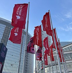 Fahnen beim Haupteingang der Frankfurter Buchmesse 2026 ★ FBM 2026 ★ Universal Art Group