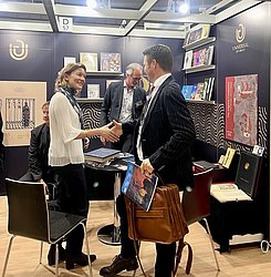 Charlotte Kramer im Gespräch während der Frankfurter Buchmesse 2026 ★ FBM 2026 ★ Universal Art Group
