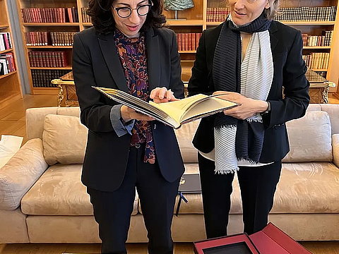 Uebergabe-Leonardo-da-Vinci-Notizbuecher-an-Rima-Abdul-Malak Uebergabe-Leonardo-da-Vinci-Notizbuecher-an-Rima-Abdul-Malak