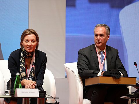 Charlotte Kramer und Alexander Wilhelm während dem 5. Internationalen Kongress "Cultural Legacy of Uzbekistan" ★ Universal Art Group