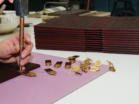 St Albans Psalter Facsimile – Closing the Binding – Handcraftsmanship St Albans Psalter Facsimile – Closing the Binding – Handcraftsmanship
