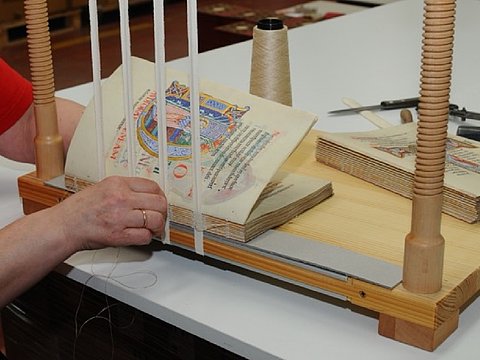 Sewing the Book Block – Handcraftsmanship – St Albans Psalter Facsimile – Bookbinding Sewing the Book Block – Handcraftsmanship – St Albans Psalter Facsimile – Bookbinding