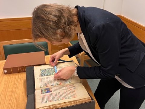 Colour Comparison with the Original Sloane MS 1975 Manuscript Colour Comparison with the Original Sloane MS 1975 Manuscript