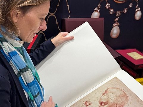 Charlotte Kramer browsing through the masterpieces of Michelangelo Charlotte Kramer browsing through the masterpieces of Michelangelo