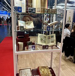Faksimile Editionen in der Glasvitrine vom Verlag Müller und Schindler auf der Frankfurter Buchmesse 2026 ★ FBM 2026 ★ Universal Art Group
